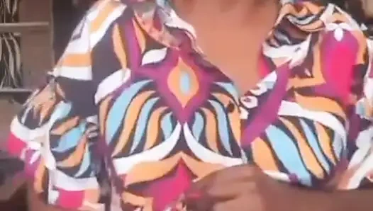 Azgın anne dükkanının içinde mastürbasyon yapıyor, halka açık masterbation şeker anne