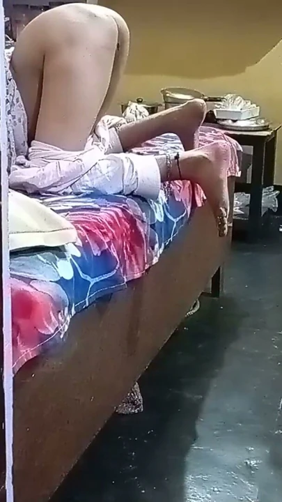 Devar, Bhabi'nin BF izlediğini gördü, gece chudai için kutlama yaptı | Clip 1