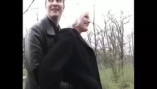 Sarışın olgun yumruklanıyor ve sikiliyor