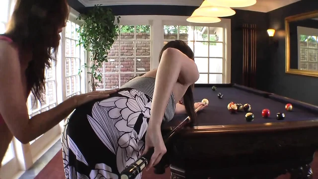 Ufacık bir kadının bir kadınla ilk deneyimi