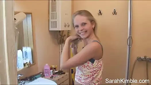 Tatlı sarah seks odasında derinden parmaklıyor