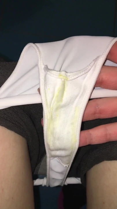 Захватывающий момент от "Русская домина показывает грязные трусики, а затем писает вам в рот! Грязные разговоры по-русски, женское доминирование"