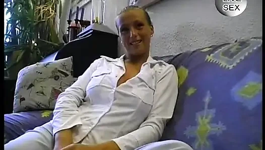 İri göğüslü sarışın kız solo videoda amına dildo sokuyor