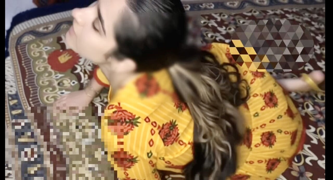 Ateşli desi kıza şehvetli yağ masajı sert sikişe dönüşüyor kaygan yağlı vücut mutlu son.  Şeytan ve melek