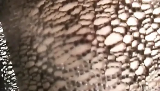 Sıska genç kız bağlıyken arkadan kırbaçlanıyor