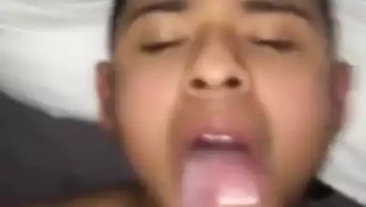 Twink yüzüne boşalmak için uyanıyor