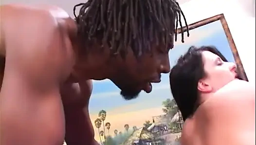 Şişman götlü tombul beyaz kız iki büyük zenci yarağı adamlarını emiyor ve sikiyor