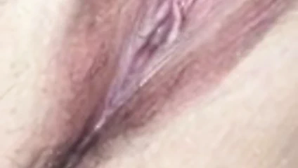 Kız arkadaşım ıslak kedi ile oynuyor