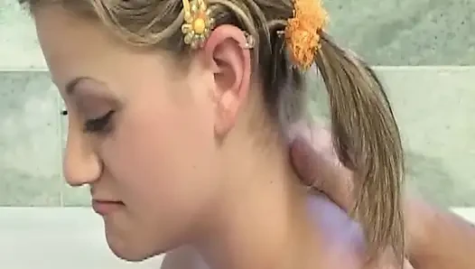Olgun sarışın orta yaşlı seksi kadın kalın yarağa öğürerek boşalıyor ve ıslak amcığını açıyor