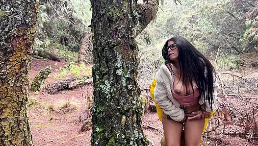 Açık havada seks - büyük memeli ve tombul üvey anne yaşlı adamın yarağını emiyor ve amına sokuyor