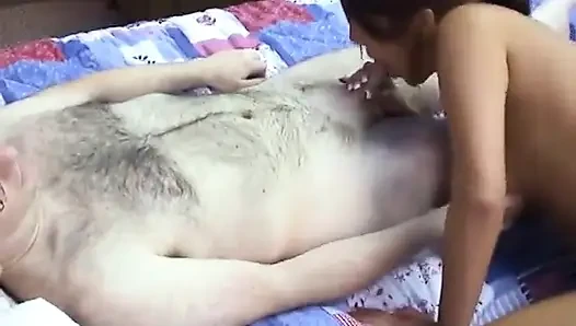 Beyaz penisli olgun esmerin etli amcığını yatakta sikiyor