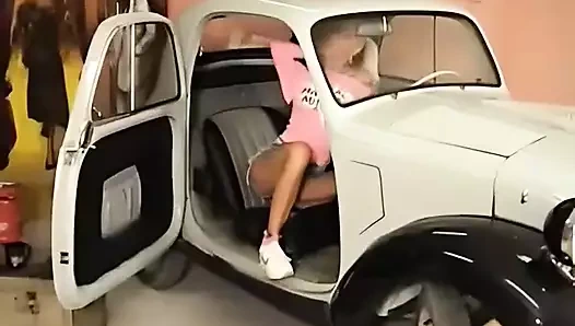 Domuz kuyruklu saç porno yıldızı Nikky Blond büyük yarakla sikiliyor