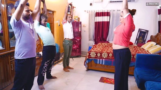 Hintli azgın kadın yoga öğretmeni tüm öğrencileriyle yoga seksi yapmayı öğretiyor (Hintçe ses )