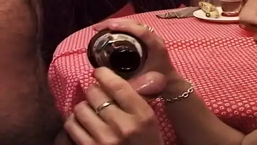 Akşam yemeğinden sonra ateşli bir çift sikişmenin tadını çıkarıyor