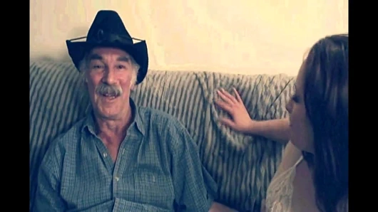 Büyük yaraklı yaşlı adam ateşli genç fahişeyi sikiyor