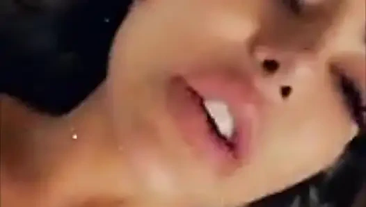 Lela Star götünü ve amcığını sikiyor