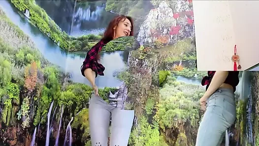 Büyüleyici orta yaşlı seksi kadın kıyafetlerini çıkarıyor ve fışkırtmak için kendini sikiyor