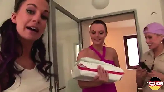 Üç zayıf Alman lezbiyen oturma odasında ıslak yapıyor