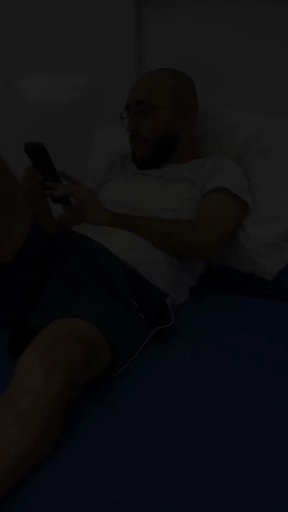 Ev arkadaşı ona ipad'imi ödünç verme karşılığında sikiliyor