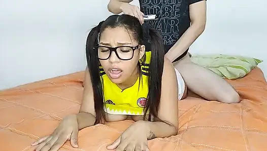 Amatör porno "Kolombiyalı üvey kız kardeş, kocası ABD'ye bir geziye gittiğinde ve üvey erkek kardeşini d yapmaya davet ettiğinde ateşli