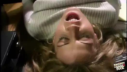 Kendini ovalarken ofiste derin anal darbeler almak sarışını sırılsıklam yapıyor