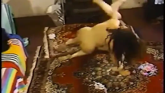 Kızıl saçlı güzel esmerle yerde güreşiyor