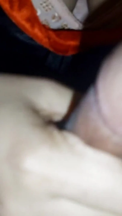 Волнующий момент из "Вирусное видео хифток-модели Pr Ratri. Pr Ratri трахается со своим мужем в отеле"