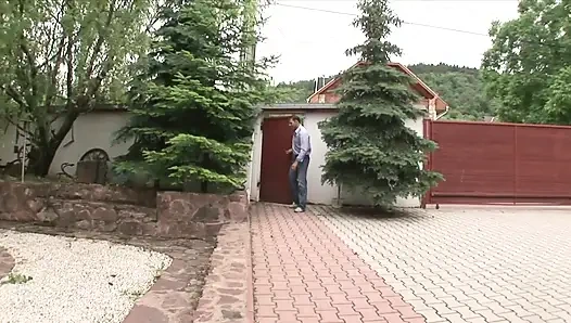 Evli kadın büyük yarağı ve kocasının kalın döllerini evde hizmetçiyle cömertçe paylaşıyor