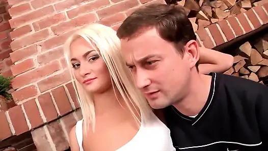 Sarışın hatun azgın ve ıslak büyük yarağa biniyor ve boşalıyor