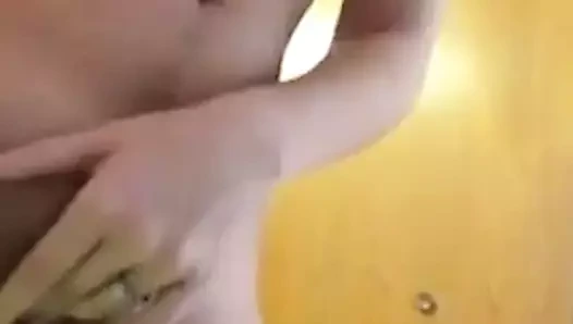 Banyoda Mastürbasyon yapan tatlı kızın amatör videosu