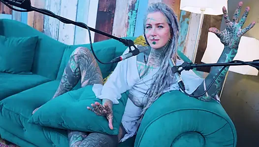 H hakkında konuşuyorum - mutluluk - asmr podcast sfw konuşuyor gotik sıska kız dreadlocks dövmeli model dövmeli kız