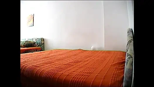 Küçük memeli sıska orta yaşlı seksi kadın büyük amatör yarakla sikiliyor ve amına boşalıyor