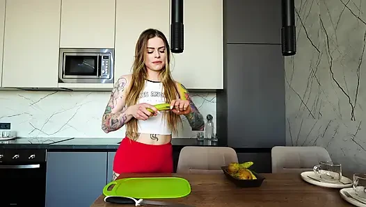 Bir salata hazırlıyordum ki aniden vajinam aktı... Aç bir orospu gibi penisini tuttu ve beni seviştirdi!