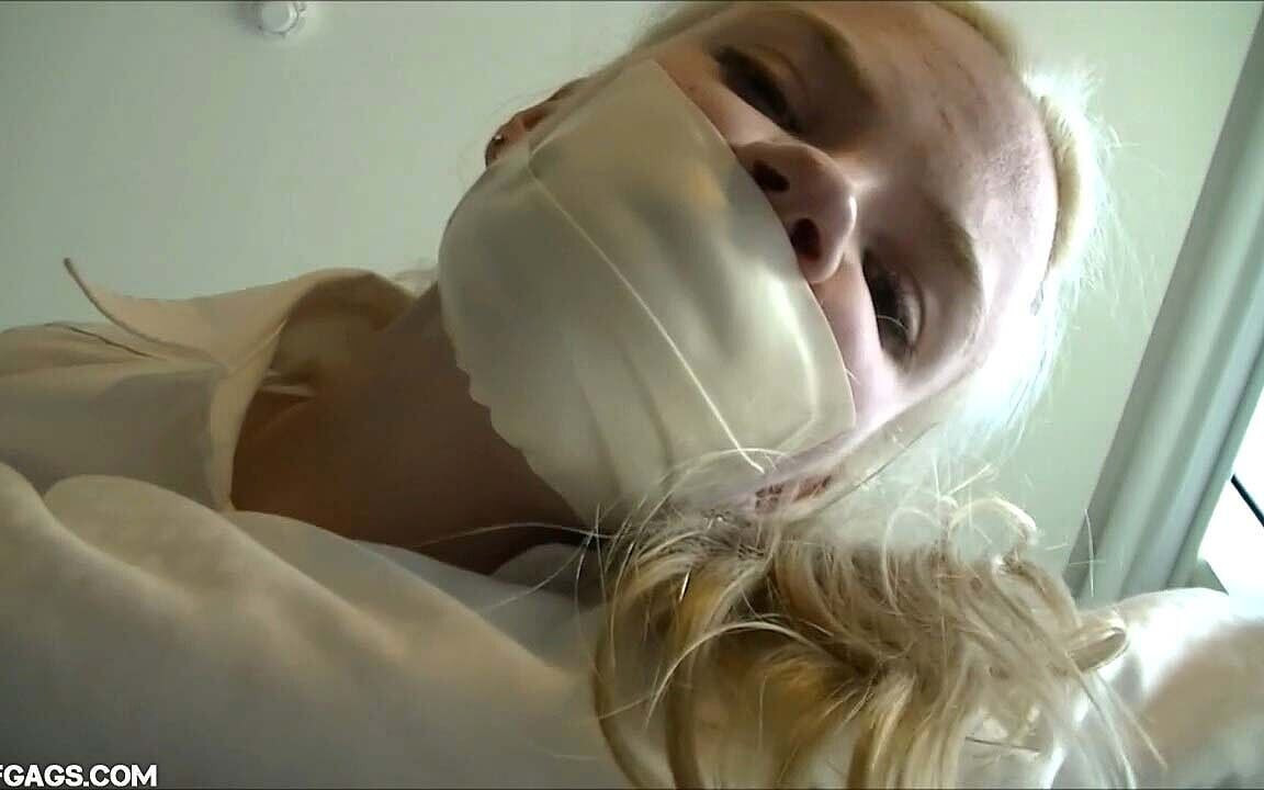 Hogtied sarışın külot, ballgag ve mikrofoam kasetiyle ağzı tıkalı!