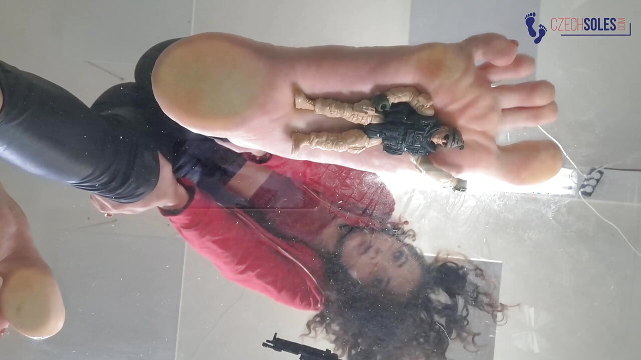 Giantess tanrıçası zemin manzaralı çiğneniyor