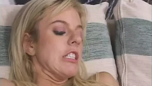 Sarışın sürtük seviyor Başlarken ona ıslak kedi ve göt becerdin