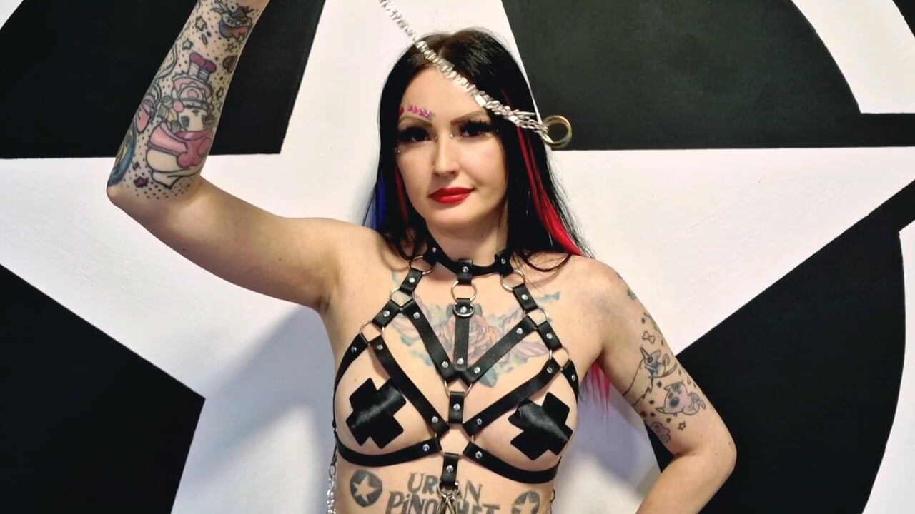 Dominatrix Nika beyninizi sikecek ve sizi onun iradesine boyun eğdirecek. Ağır çekim videoyu izle, her şeyini em