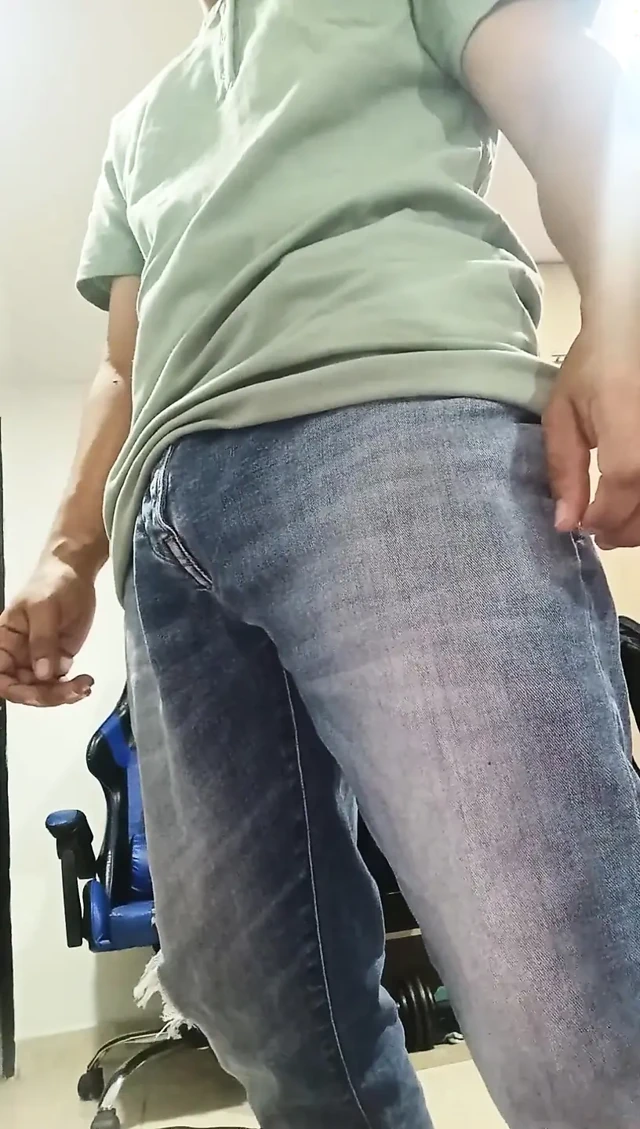 Pantolondan yarak çıkarıyor ve iş yerinde işiyor