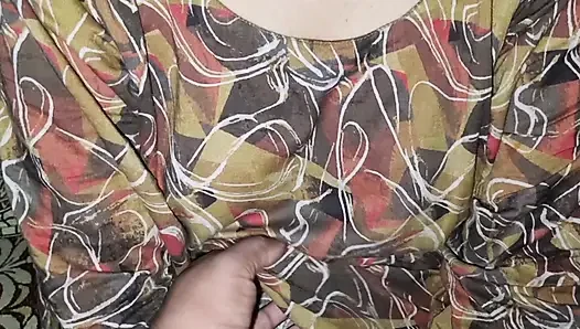 20 yaşındaki ince güzel twerk yapıyor ve büyük büyük götünü gösteriyor
