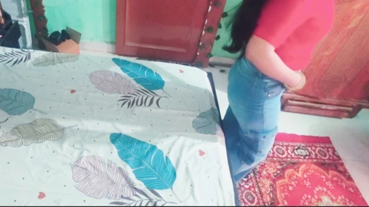 Latika elbiseyi açıyor ve tam çıplak seksi vücut