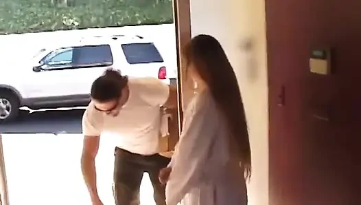 Lezzetli şişman götlü kalın sarışın arkadan sikiliyor