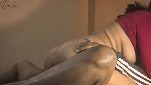 Büyük götlü Asyalı kız arkadaş boşalana kadar biniyor.