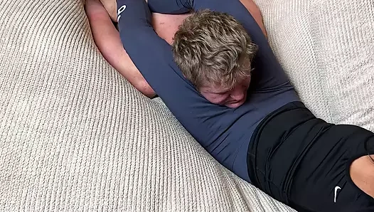 Kanepede mavi taytlı zalim başörtüsü