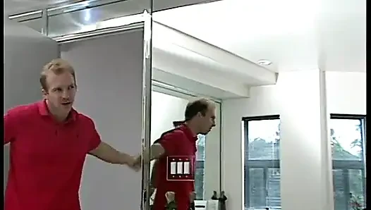 Aç koca karısını duşta buluyor ve sert sikiyor