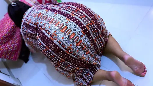 Güzel Mısırlı ateşli üvey anne masanın içine sıkıştı şimdi benden sert anal istiyor!