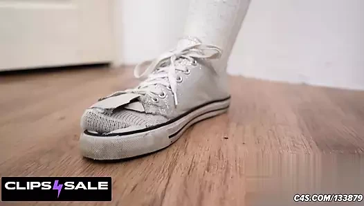 Yırtık kıyafetli dev kadın fantezisi: ayaklar ve vücut büyüme fetişi