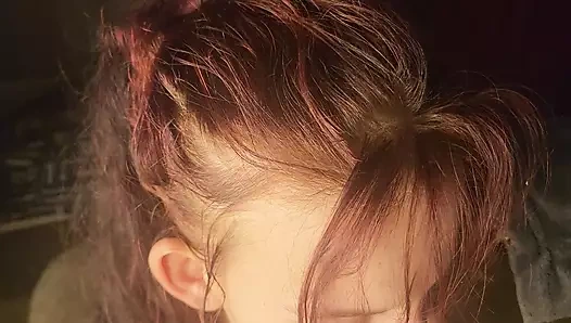 18 yaşındaki kız kendi amını sikerken 44 yaşındaki yarağın dölünü emiyor