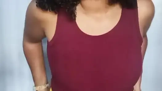Ateşli esmer orta yaşlı seksi kadın kendine dokunuyor