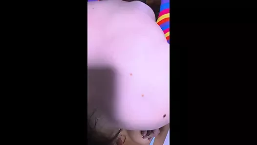 Juan'ın üvey annesi kısa süre önce ayrılmıştı ve teselliyi çekici genç bir adam olan komşusunun kollarında buldu.