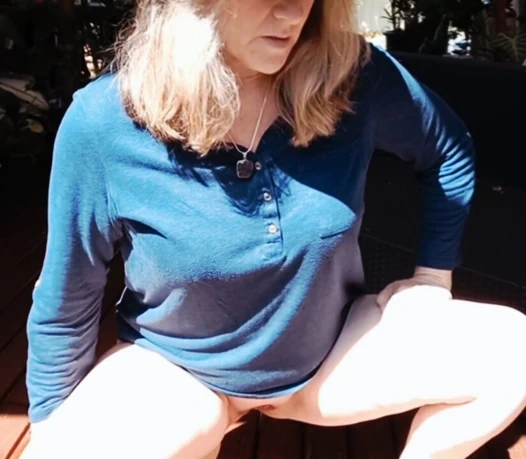 Üstte ve pantolonlu azgın West Aussie açık havada çömeliyor ve genişletiyor